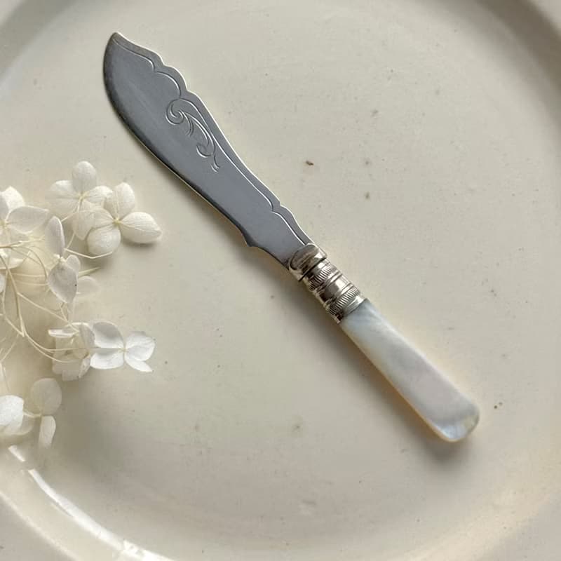 50638-典雅古董珍珠母貝柄鍍銀奶油刀