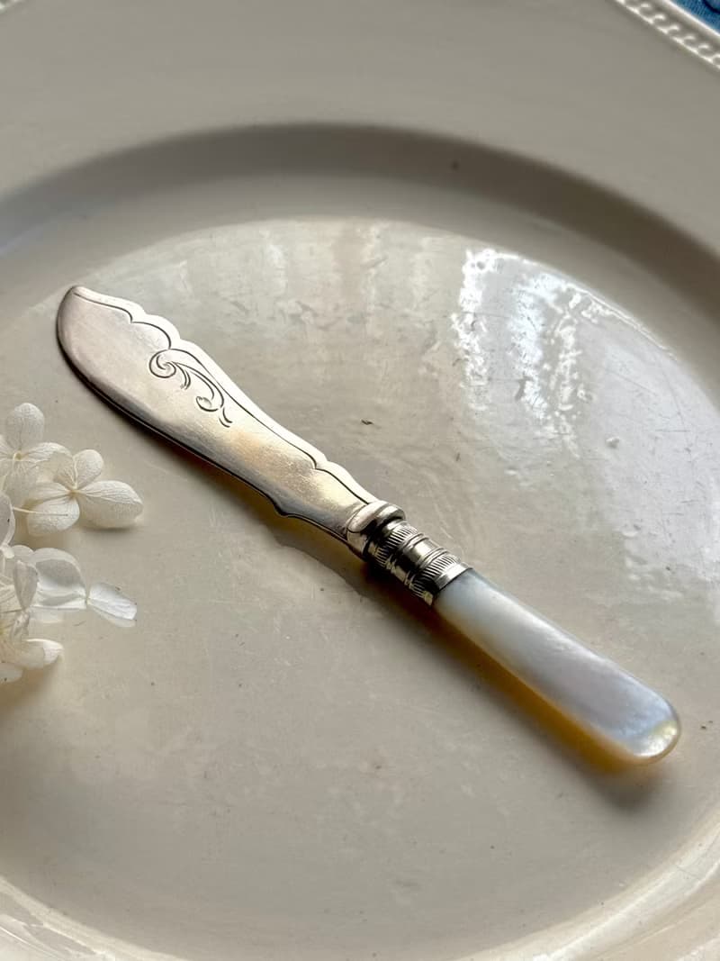 50638-典雅古董珍珠母貝柄鍍銀奶油刀