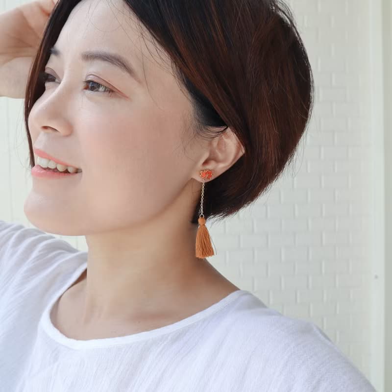 不單調的色彩 福犬楓葉  日本流蘇耳環
