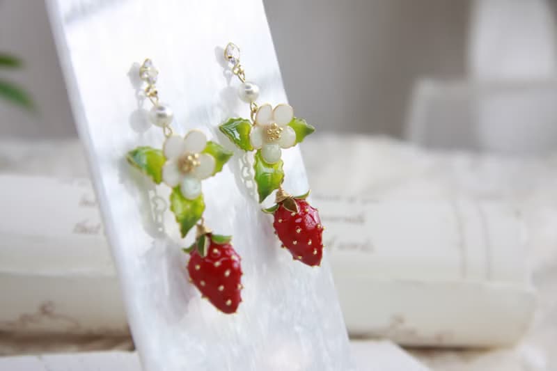 【紅色草莓耳飾】手工原創耳飾銅線樹脂 優雅 耳環/耳夾飾品