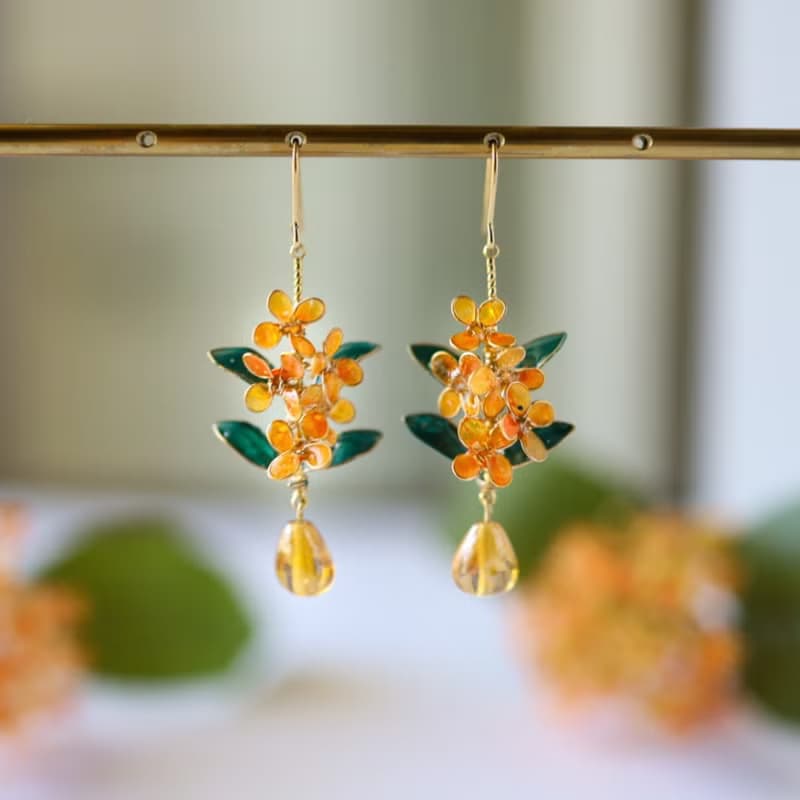 秋の花　金木犀と葉っぱのピアス/イヤリング