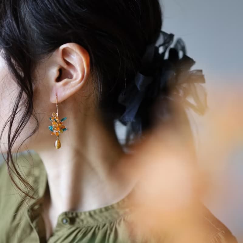 秋の花　金木犀と葉っぱのピアス/イヤリング