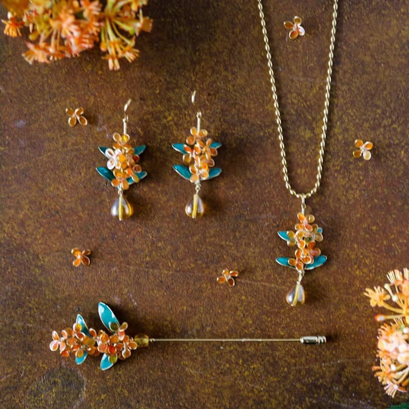秋の花　金木犀と葉っぱのピアス/イヤリング