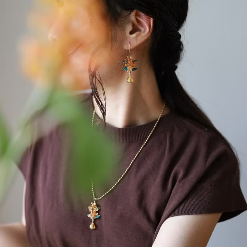 秋の花　金木犀と葉っぱのピアス/イヤリング