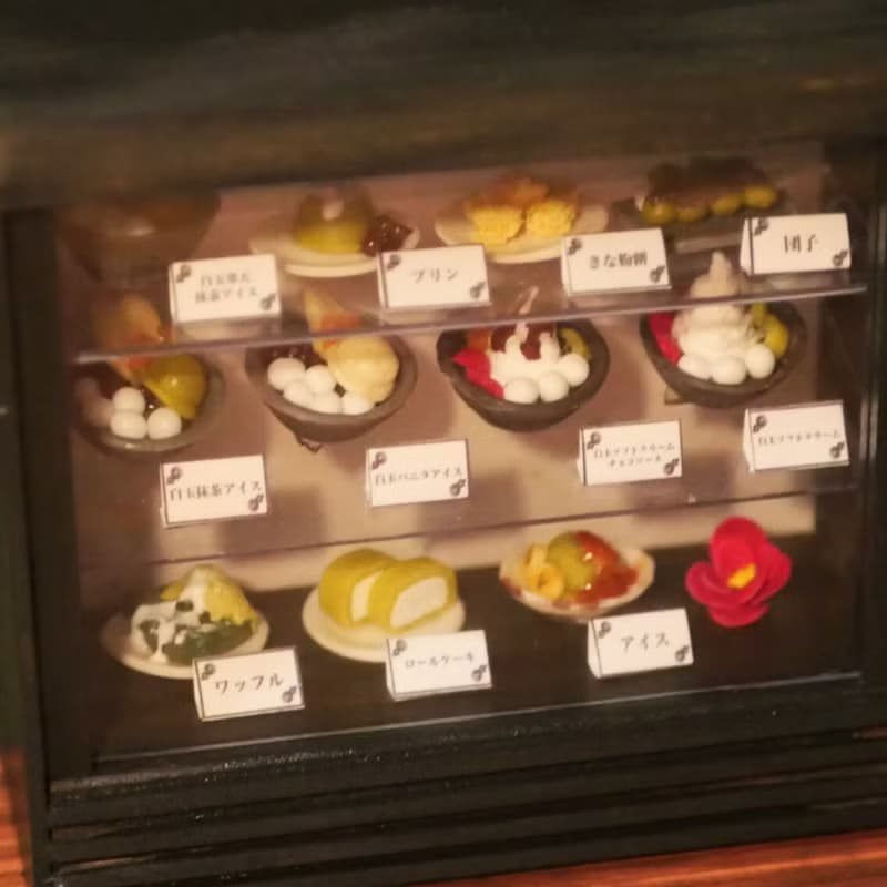 迷你日式甜點的展示櫃黑色 禮物