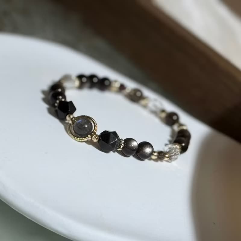 拉長石、銀曜石、白水晶、茶晶、石榴石