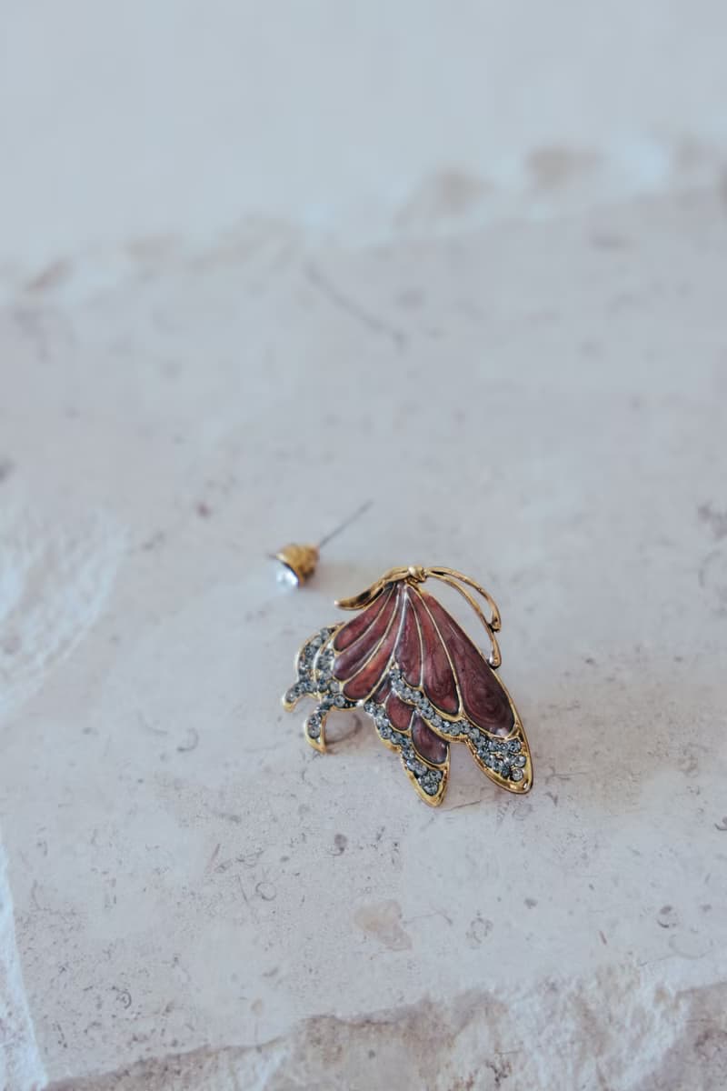 COR-DATE / 小豆色烤漆不對稱蝴蝶耳環