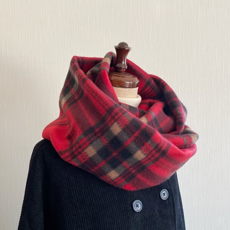 ふんわりなめらか　タータンチェック柄のスヌード　フリース　ロングタイプ　赤色