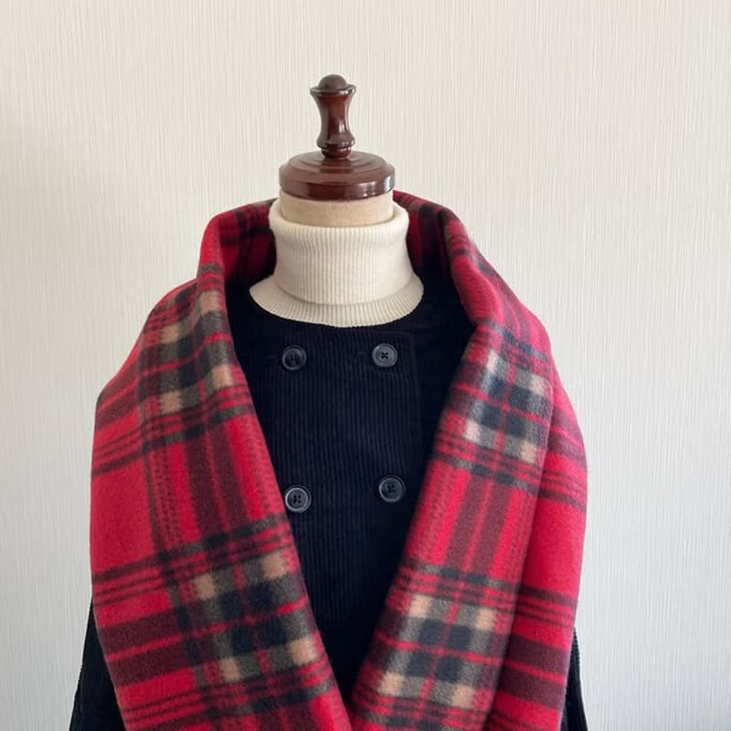 ふんわりなめらか　タータンチェック柄のスヌード　フリース　ロングタイプ　赤色