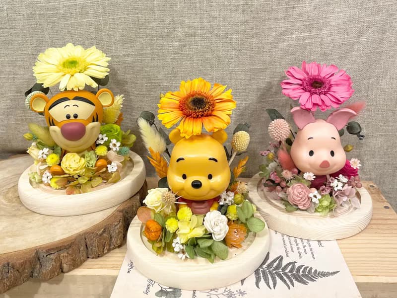 | 小夢境花藝 | 小熊維尼好朋友 粉紅小豬 永生花玻璃鐘罩花禮