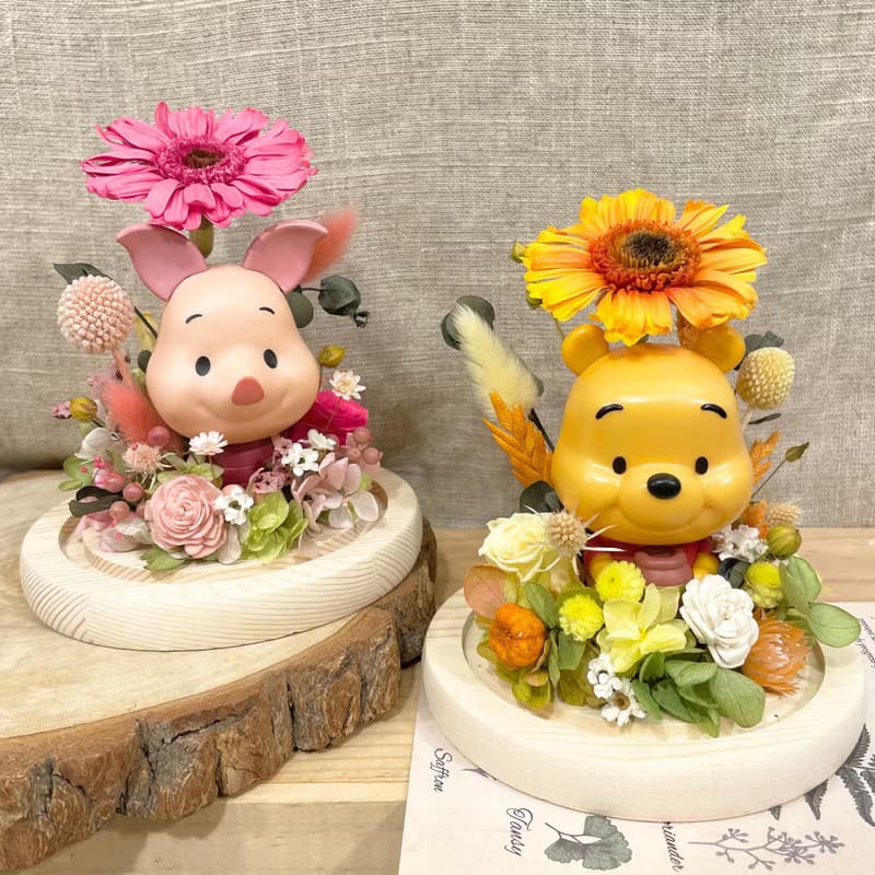 | 小夢境花藝 | 小熊維尼好朋友 粉紅小豬 永生花玻璃鐘罩花禮