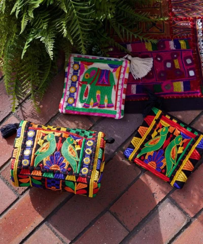 【熱門預購】繽紛全刺繡藝術小物收納包 化妝包 (2色) IAWP5102