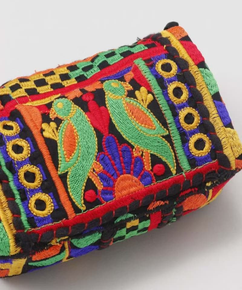 【熱門預購】繽紛全刺繡藝術小物收納包 化妝包 (2色) IAWP5102