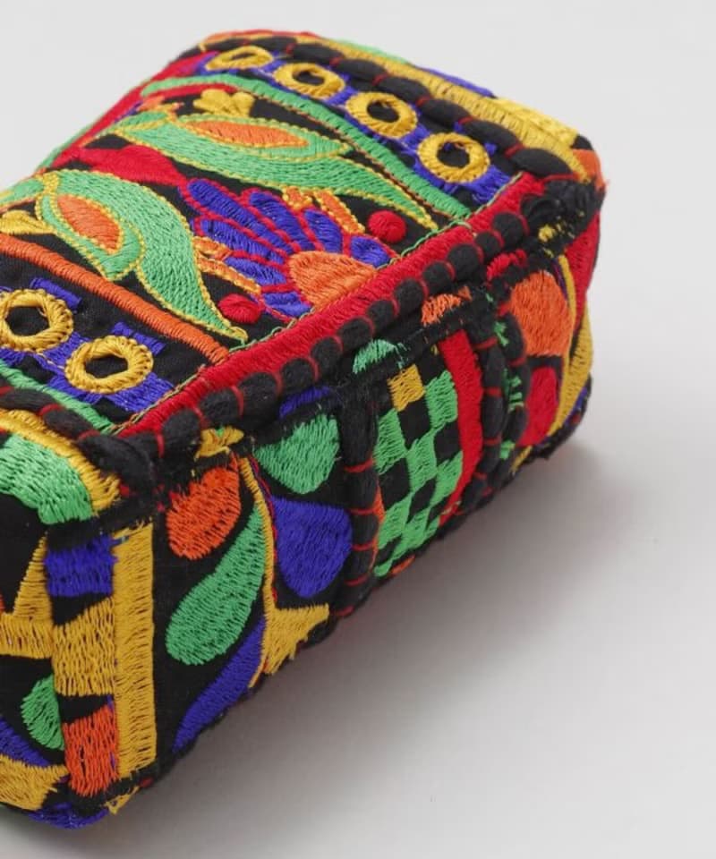 【熱門預購】繽紛全刺繡藝術小物收納包 化妝包 (2色) IAWP5102