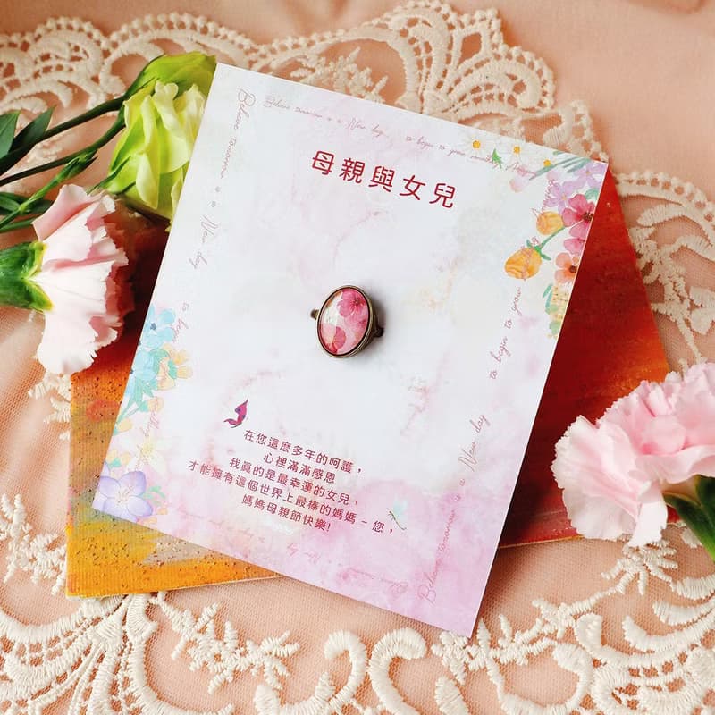 Mother & Daughter 【母親節禮盒】魚意花絲巾、絲巾扣粉紅禮盒