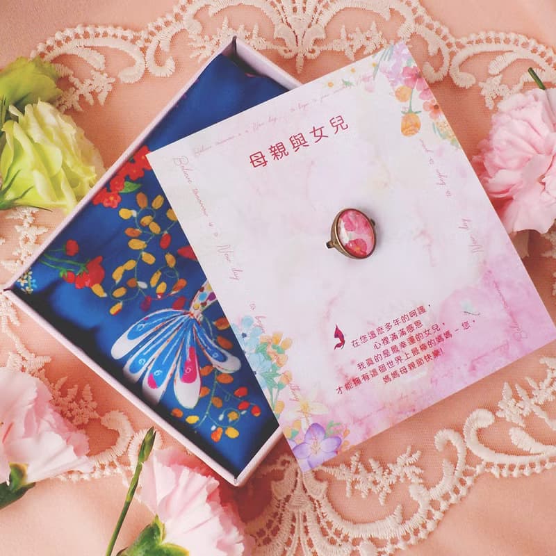 Mother & Daughter 【母親節禮盒】魚意花絲巾、絲巾扣粉紅禮盒