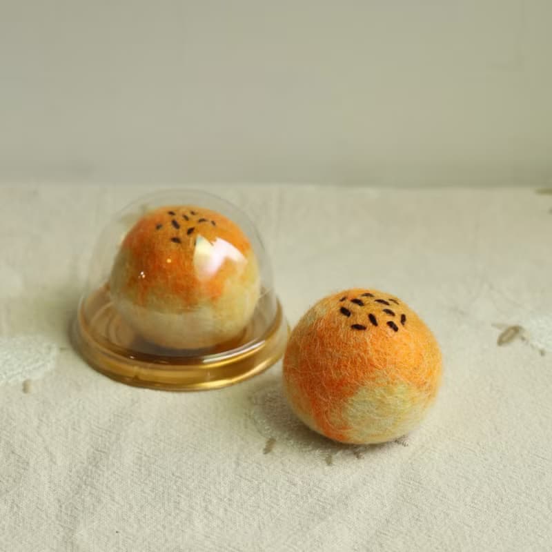 新品【吃不胖的】中秋蛋黃酥香氛禮盒 羊毛氈鑰匙圈搭配檜木精油