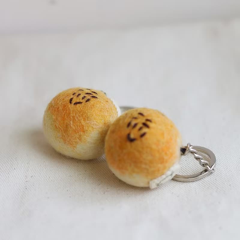 新品【吃不胖的】中秋蛋黃酥香氛禮盒 羊毛氈鑰匙圈搭配檜木精油