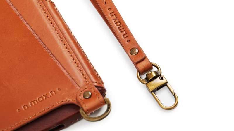 iPhone14 Pro 經典系列附皮革手腕帶/全包覆站立架手機套-巧克力