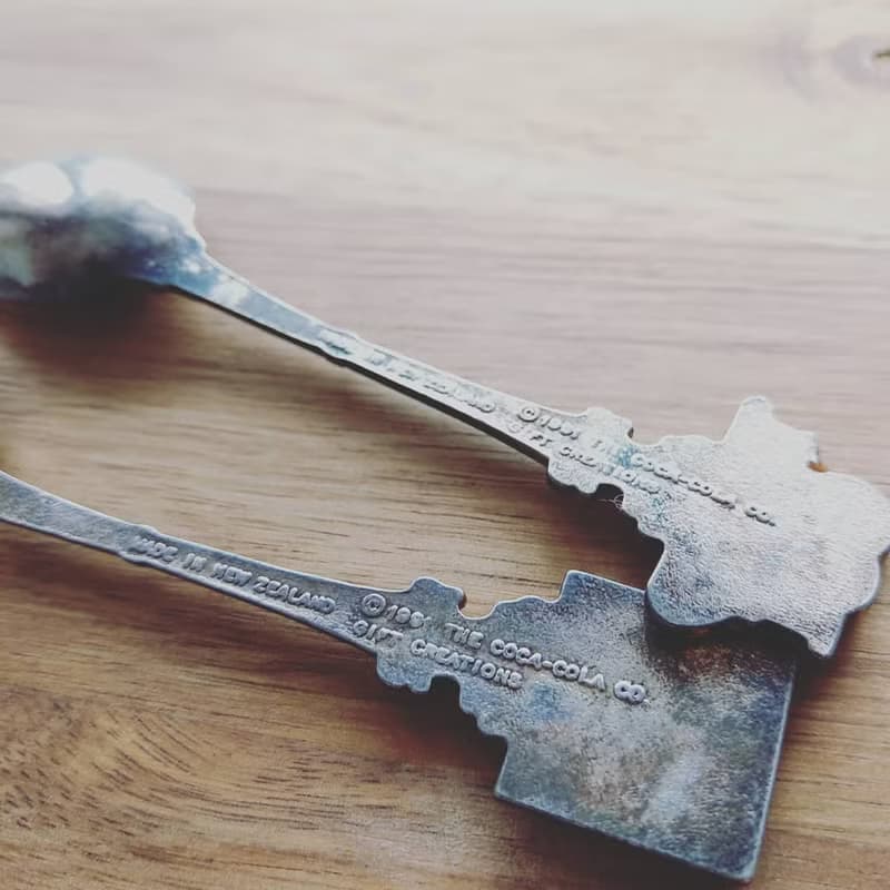 美國古董老物 1991年經典Coca Cola Logo刻紋銀色紀念 鐵質茶湯匙
