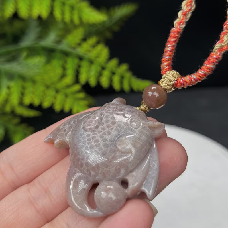 高品質珊瑚玉吊墜冰潤高瓷玉化魚籽紋手雕萌板蝙蝠招財福在眼前