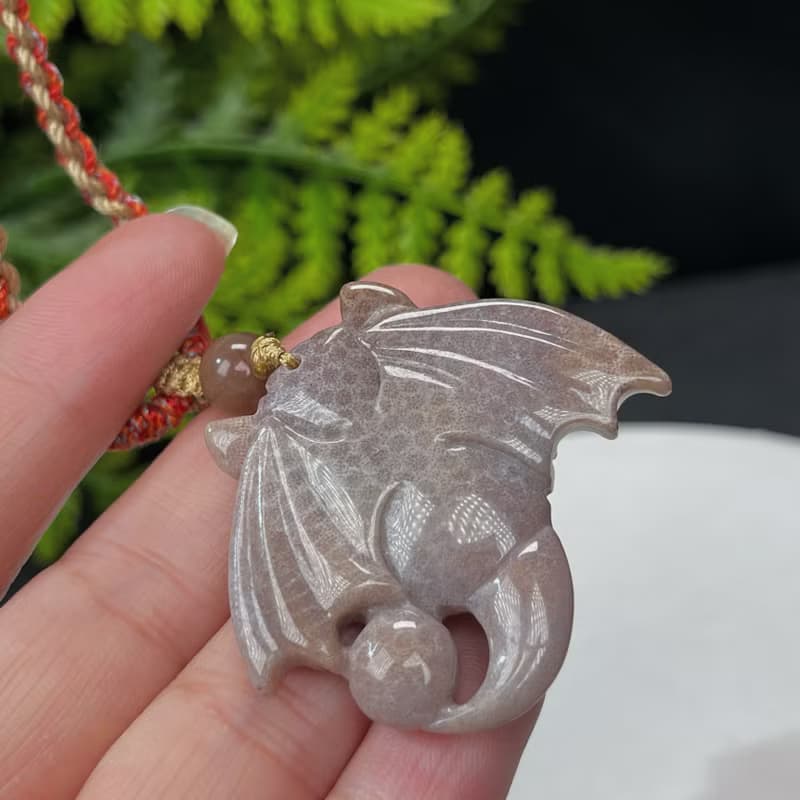 高品質珊瑚玉吊墜冰潤高瓷玉化魚籽紋手雕萌板蝙蝠招財福在眼前