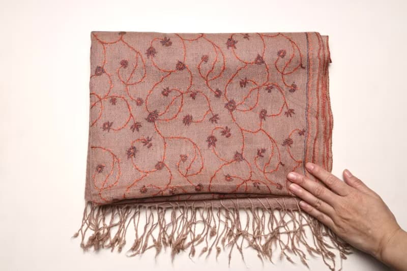 【聖誕禮物】喀什米爾羊絨手工刺繡藤蔓花圍巾披肩淺橘粉色夢幻