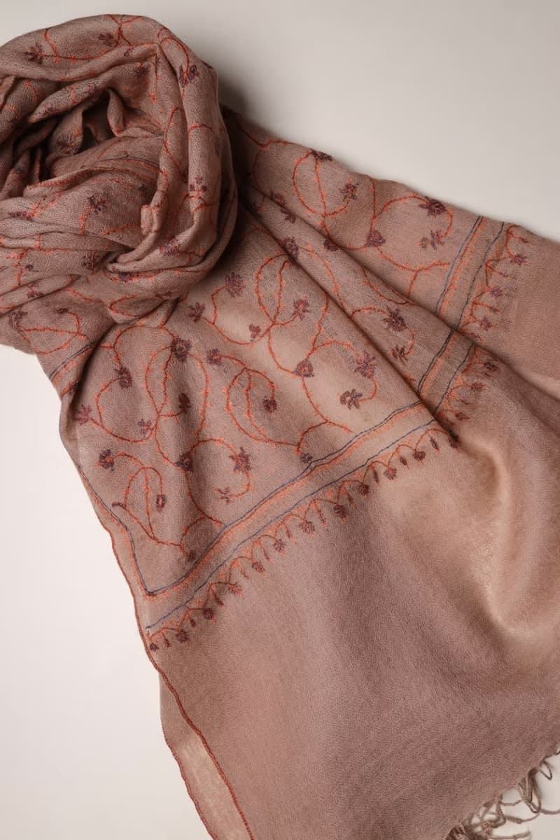 【聖誕禮物】喀什米爾羊絨手工刺繡藤蔓花圍巾披肩淺橘粉色夢幻