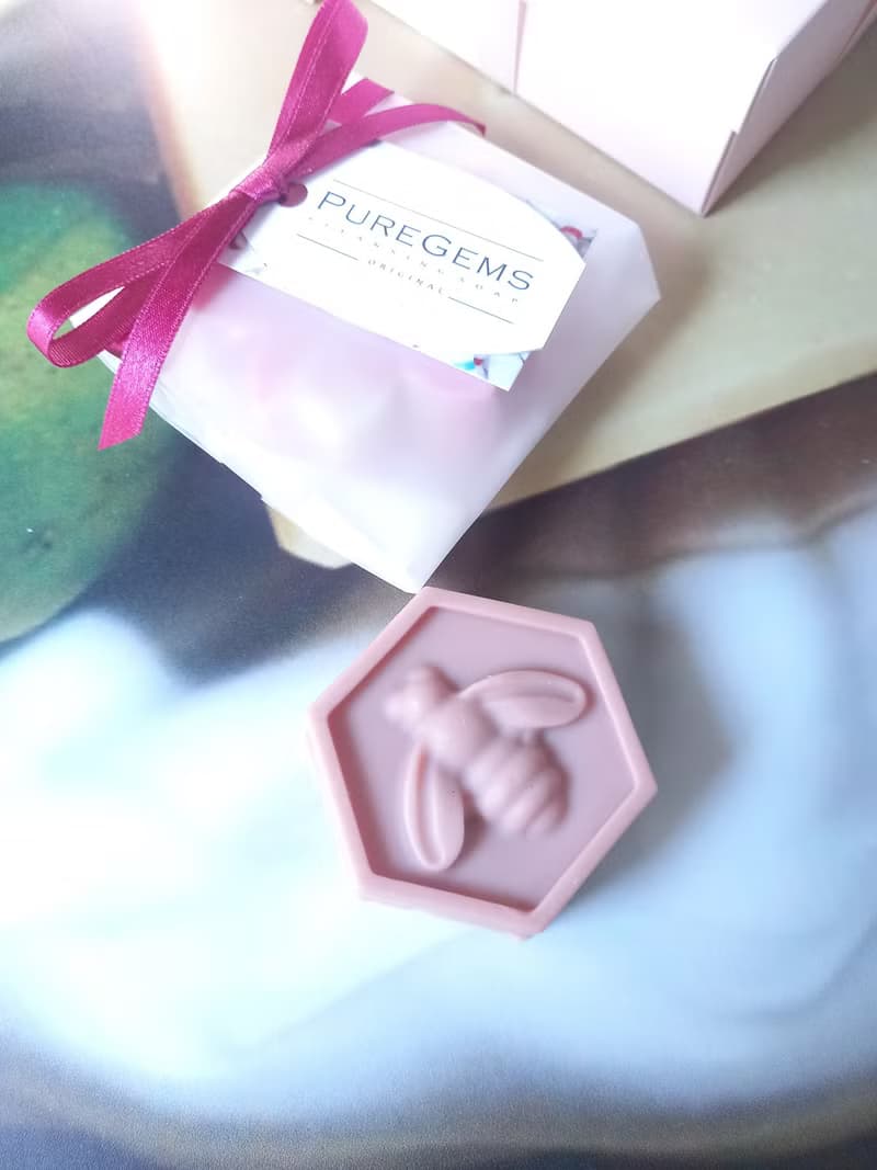 PUREGEMS。紅礦泥。玫瑰天竺葵。勤奮小蜜蜂 手工小皂