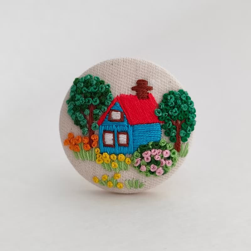 赤い屋根の家とお庭刺繍ブローチ