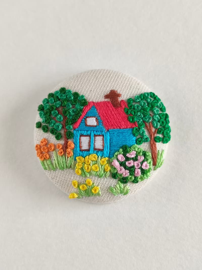 赤い屋根の家とお庭刺繍ブローチ