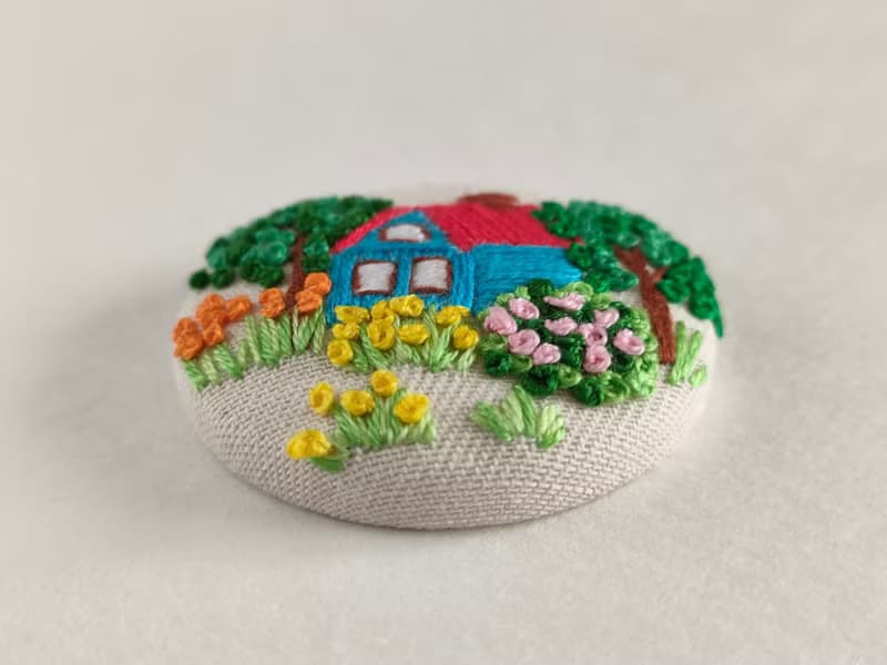 赤い屋根の家とお庭刺繍ブローチ