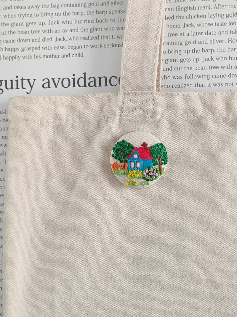 赤い屋根の家とお庭刺繍ブローチ