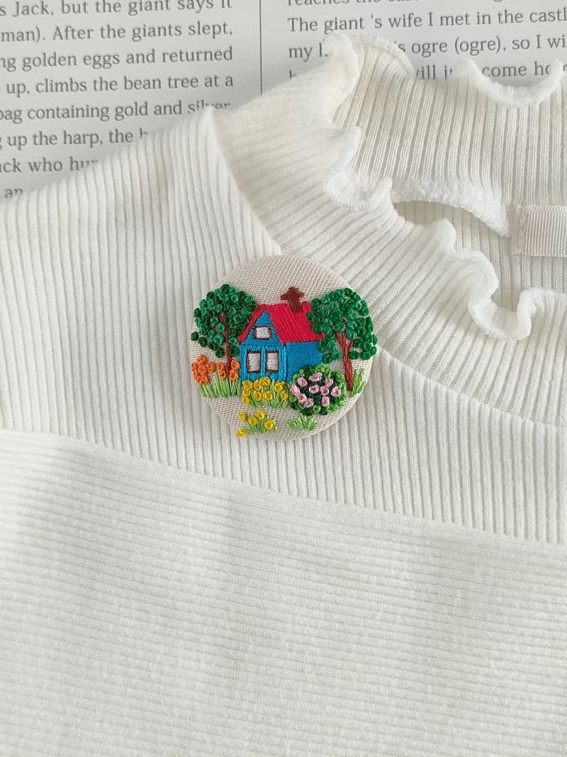 赤い屋根の家とお庭刺繍ブローチ