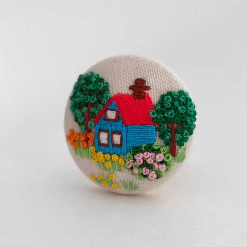 赤い屋根の家とお庭刺繍ブローチ