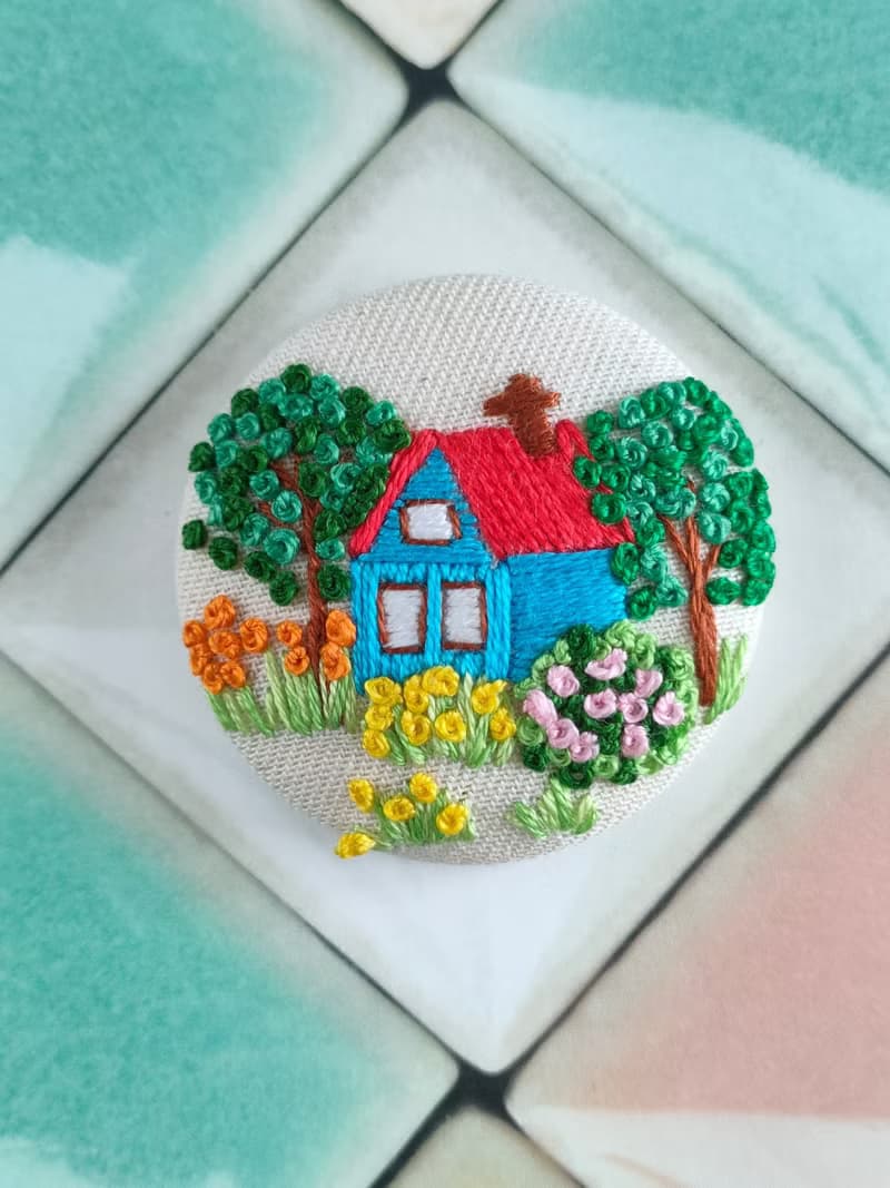 赤い屋根の家とお庭刺繍ブローチ