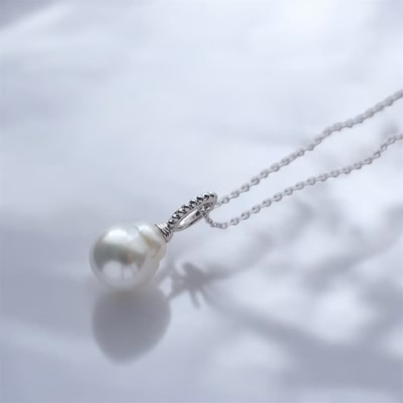 南洋白蝶バロックパールのシルバー製ペンダントネックレス