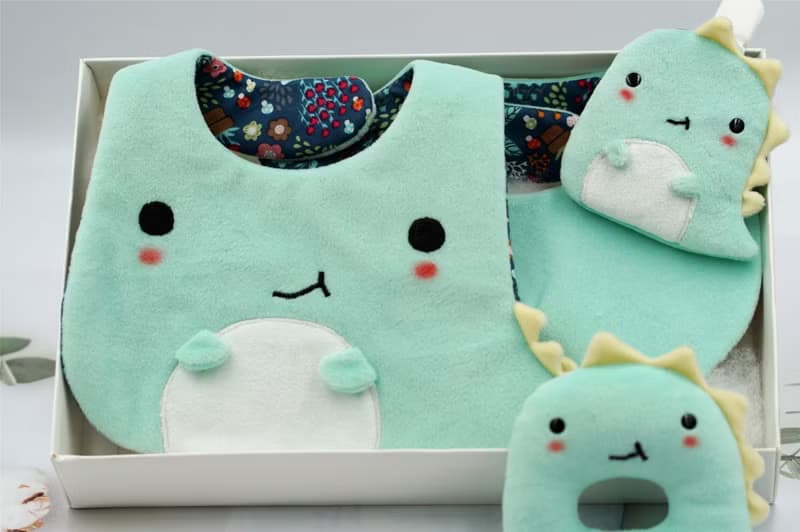 Bucute小恐龍的彌月禮盒組/口水巾/護身符/手搖鈴/彌月