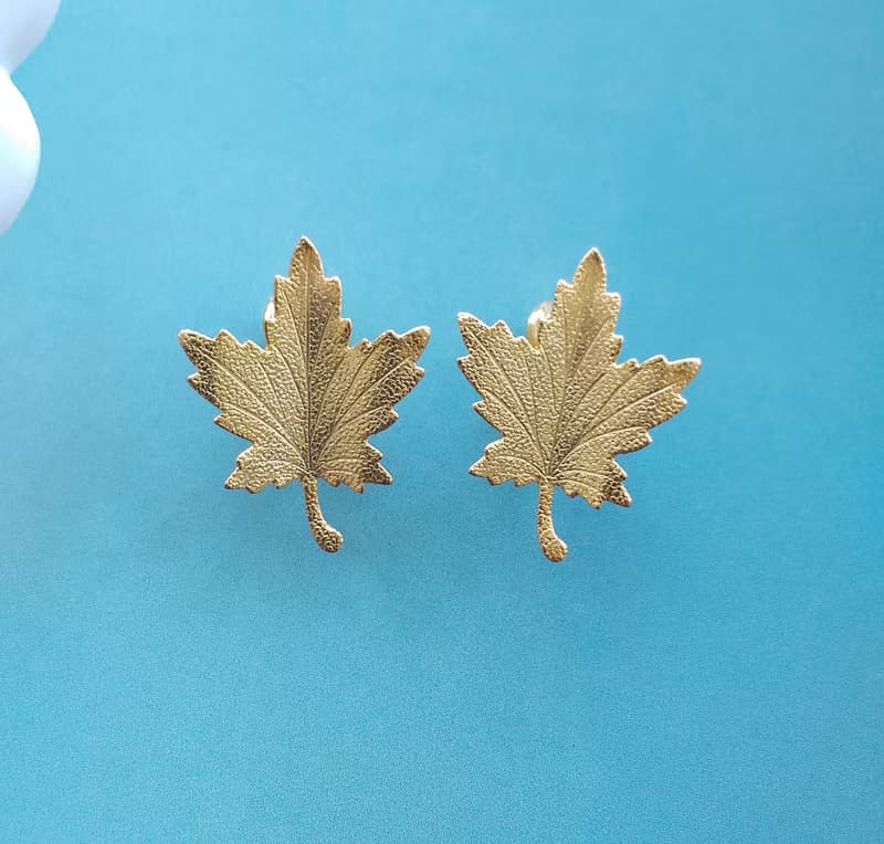 【西洋古董飾品 】金色調 細緻 小楓葉 葉子形 夾式耳環