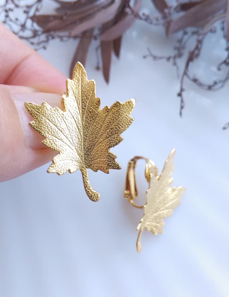 【西洋古董飾品 】金色調 細緻 小楓葉 葉子形 夾式耳環