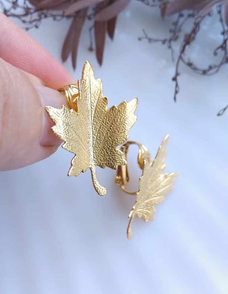 【西洋古董飾品 】金色調 細緻 小楓葉 葉子形 夾式耳環