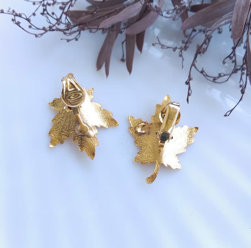 【西洋古董飾品 】金色調 細緻 小楓葉 葉子形 夾式耳環