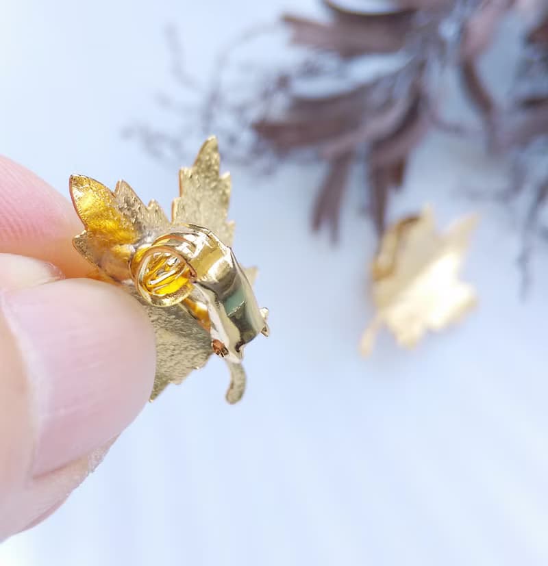 【西洋古董飾品 】金色調 細緻 小楓葉 葉子形 夾式耳環