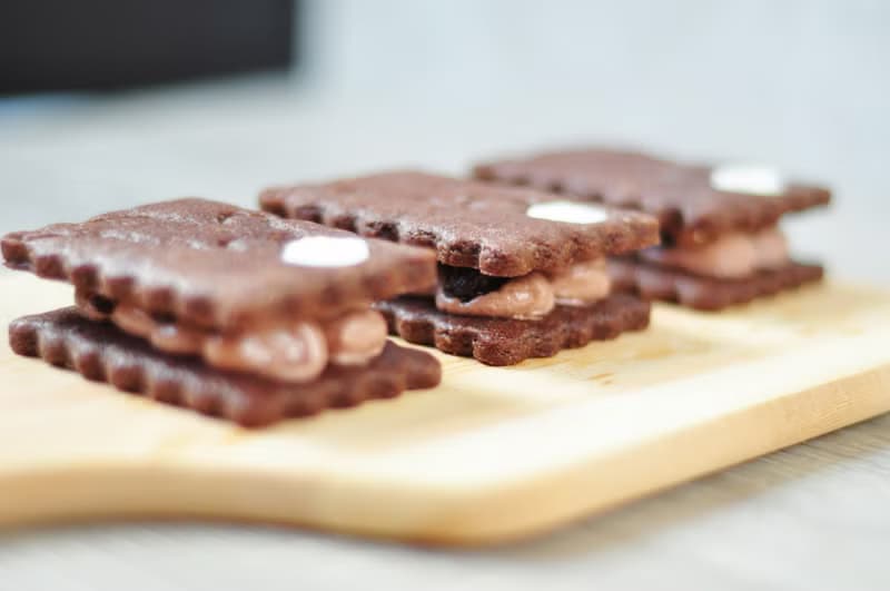 兔追月、法芙娜可可、萊姆葡萄、法式酥香奶油夾心、精