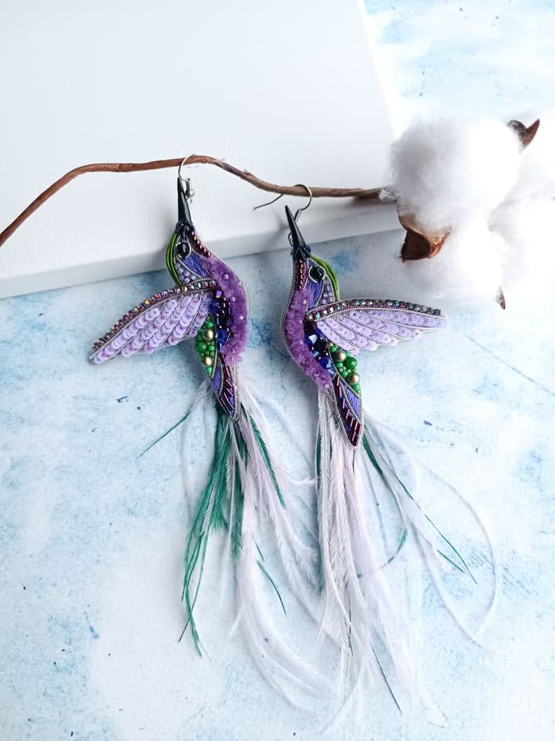 Embroidered hummingbird earrings made of seed beads and feather