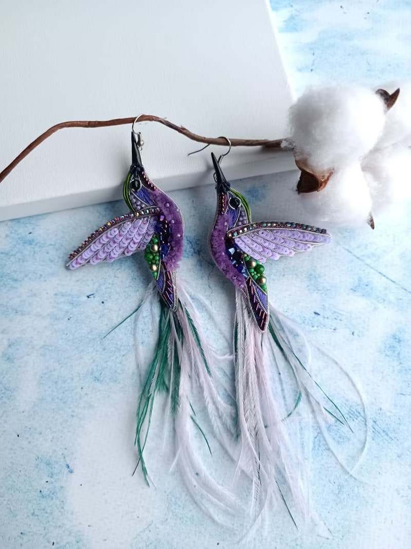 Embroidered hummingbird earrings made of seed beads and feather