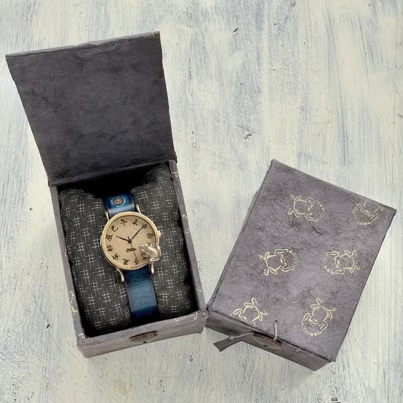 凝望沼澤的青蛙款手錶M黑糖 江戶文字