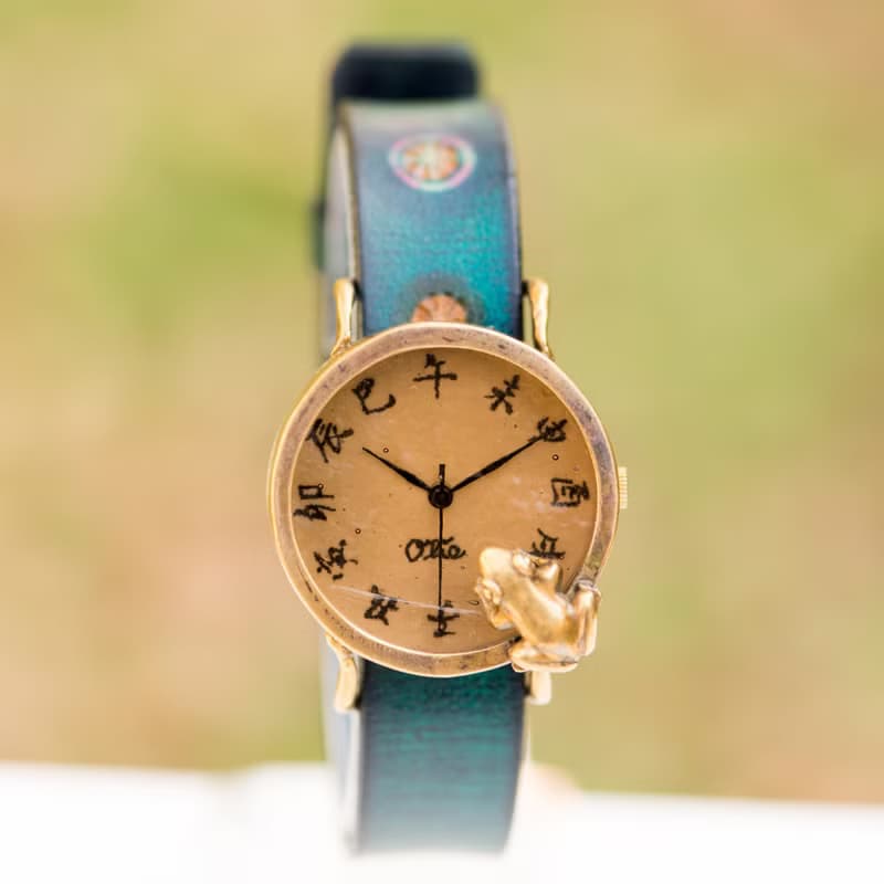 凝望沼澤的青蛙款手錶M黑糖 江戶文字