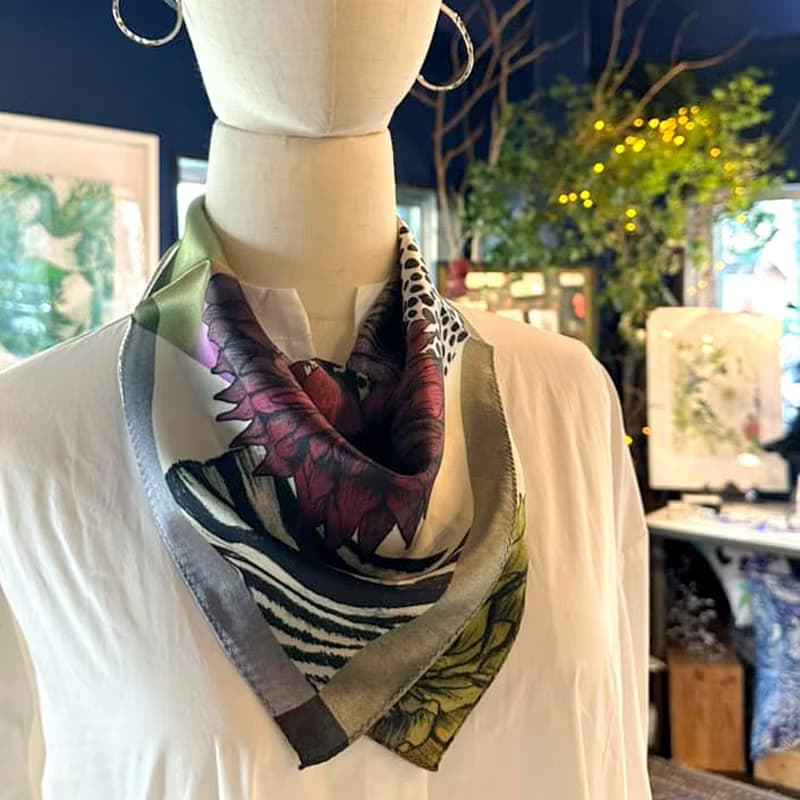 50cm角_silkscarf_ ダリアの華柄_red_シルクスカーフ　ChristalART