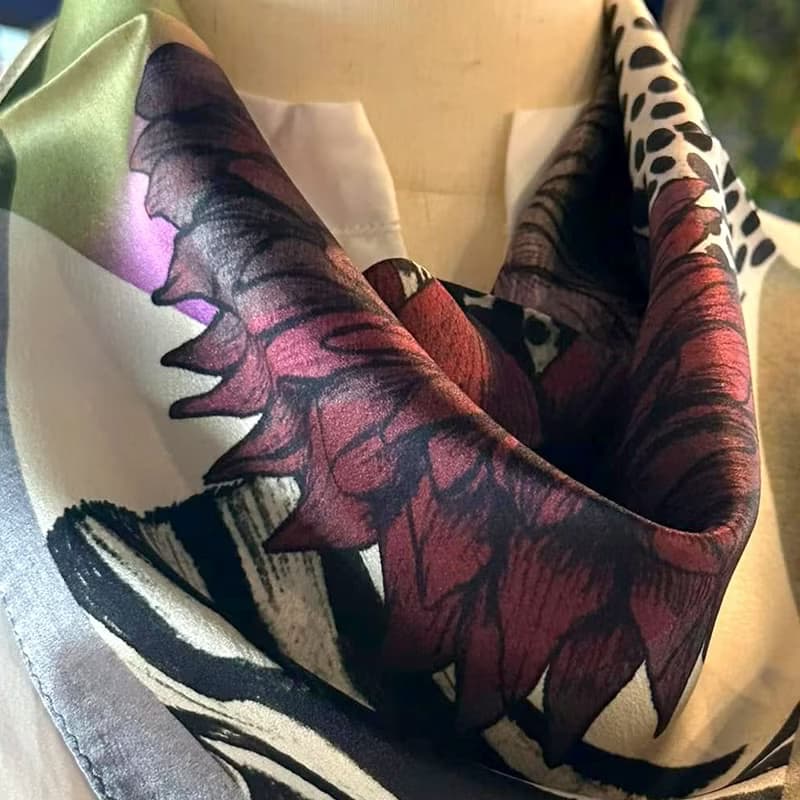 50cm角_silkscarf_ ダリアの華柄_red_シルクスカーフ　ChristalART